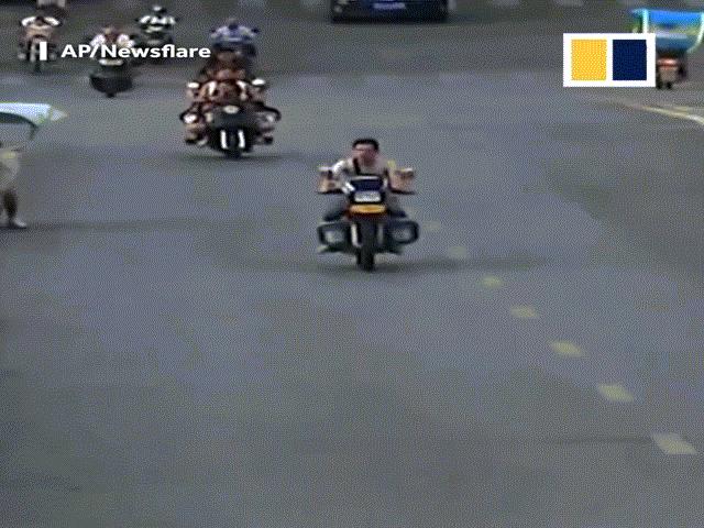 Media - Khi các cô gái "cân 5" vượt đèn đỏ, đánh võng trên đường