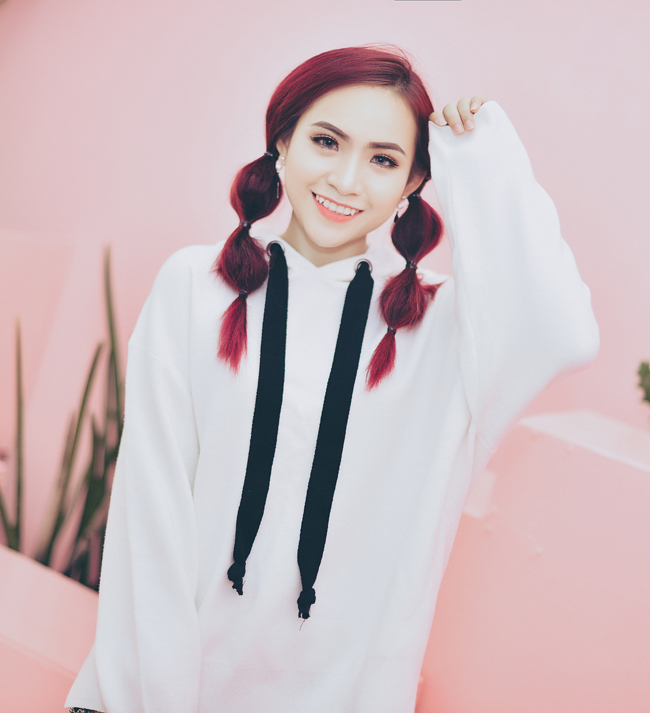 Wendy Thảo thích thú kể lại kỷ niệm với nghề: &#34;Có lần đang chạy xe ngoài đường, tôi lẩm nhẩm được vài câu rồi lại táp xe vào lề ghi âm lại. Cứ vậy mà chạy, dừng xe&nbsp;cả chục lần, móc điện thoại ra mà ngó tới ngó lui chỉ sợ bị giật&#34; &#40;cười&#41;.