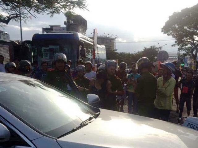 Tin tức trong ngày - Cảnh sát chặn bắt cô gái lái Mercedes lạng lách trên đường