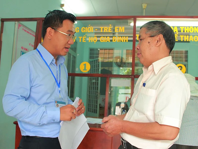 Anh chủ tịch phường luôn mở cửa phòng làm việc đón dân - 2