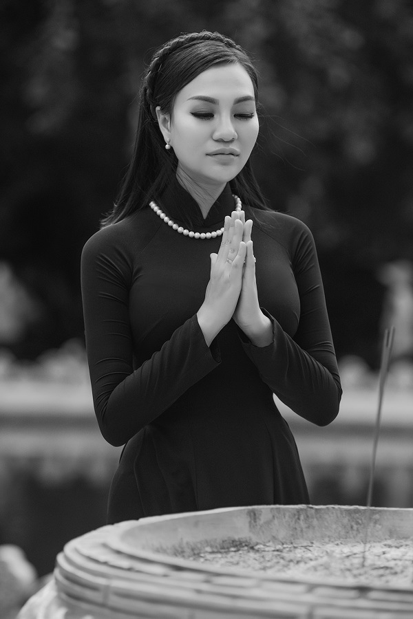 Nữ hoàng Trần Huyền Nhung và á hậu Tú Lan diện áo dài đen lên chùa ngày lễ Vu Lan - 1