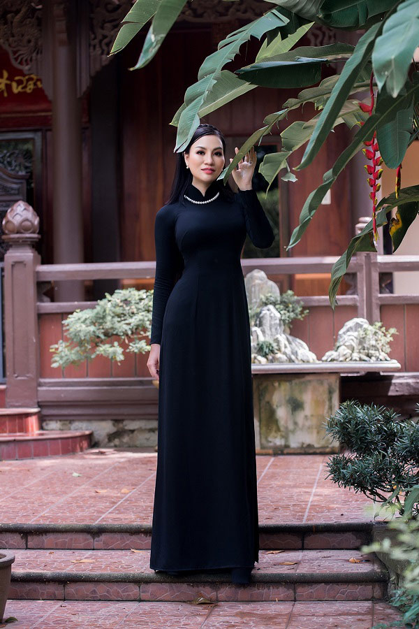 Nữ hoàng Trần Huyền Nhung và á hậu Tú Lan diện áo dài đen lên chùa ngày lễ Vu Lan - 10