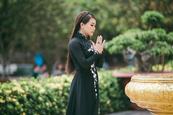 Nữ hoàng Trần Huyền Nhung và á hậu Tú Lan diện áo dài đen lên chùa ngày lễ Vu Lan - 3