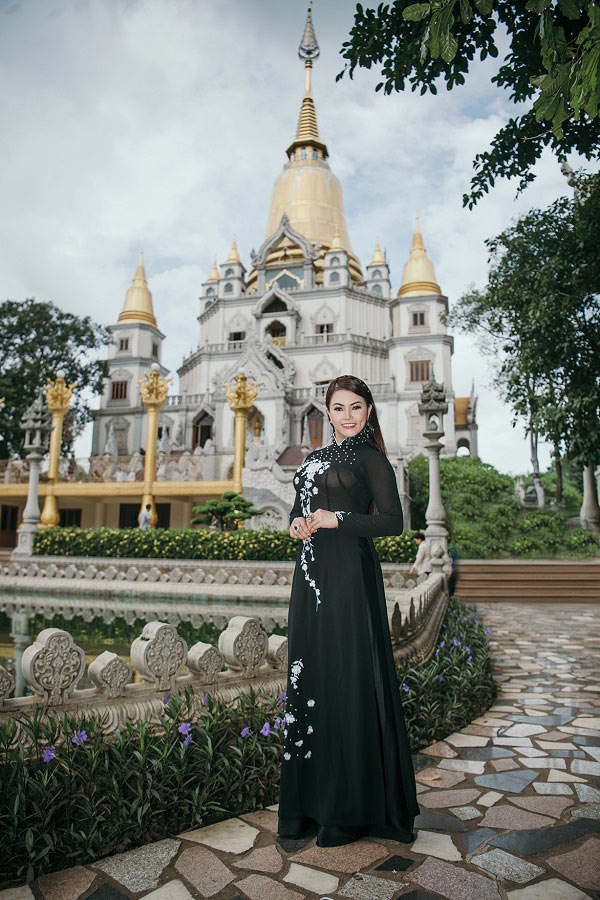 Nữ hoàng Trần Huyền Nhung và á hậu Tú Lan diện áo dài đen lên chùa ngày lễ Vu Lan - 4