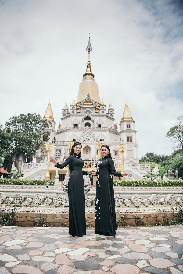 Nữ hoàng Trần Huyền Nhung và á hậu Tú Lan diện áo dài đen lên chùa ngày lễ Vu Lan - 7