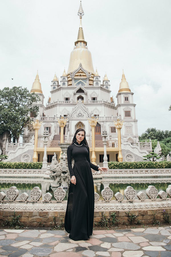 Nữ hoàng Trần Huyền Nhung và á hậu Tú Lan diện áo dài đen lên chùa ngày lễ Vu Lan - 8