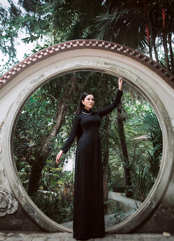 Nữ hoàng Trần Huyền Nhung và á hậu Tú Lan diện áo dài đen lên chùa ngày lễ Vu Lan - 9