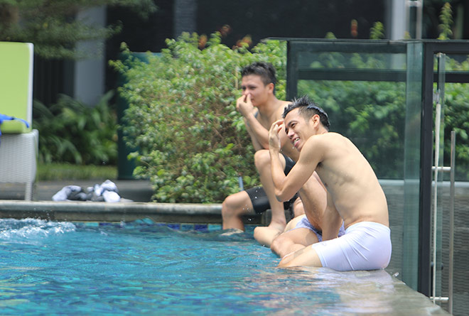 U23 Việt Nam cười tươi trở lại đấu UAE: Thư giãn ở bể bơi - 1