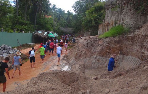 Vỡ mộng "cơn lốc vàng đen" titan: Tan hoang thắng cảnh - 1
