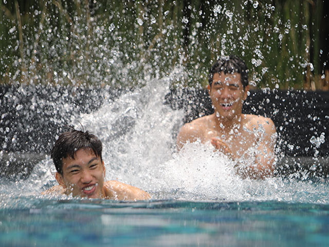 U23 Việt Nam cười tươi trở lại đấu UAE: Thư giãn ở bể bơi