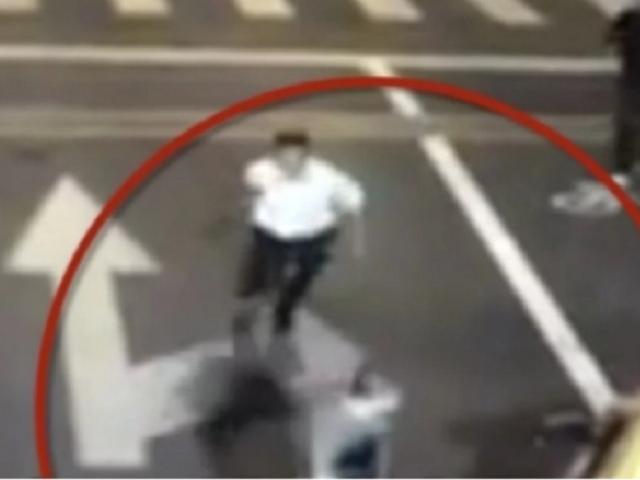 Thế giới - TQ: Tài xế BMW rút dao đâm người, không ngờ nhận kết cục bi thảm