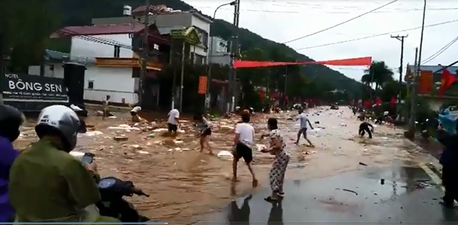 Clip: Lũ cuốn cả kho hàng, mì chính, nước mắm cuồn cuộn trôi theo dòng nước - 1