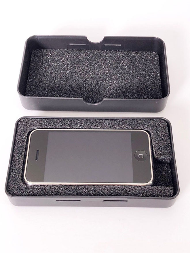Cận cảnh nguyên mẫu iPhone đầu tiên do Apple tự làm, giá gần tỷ đồng - 2