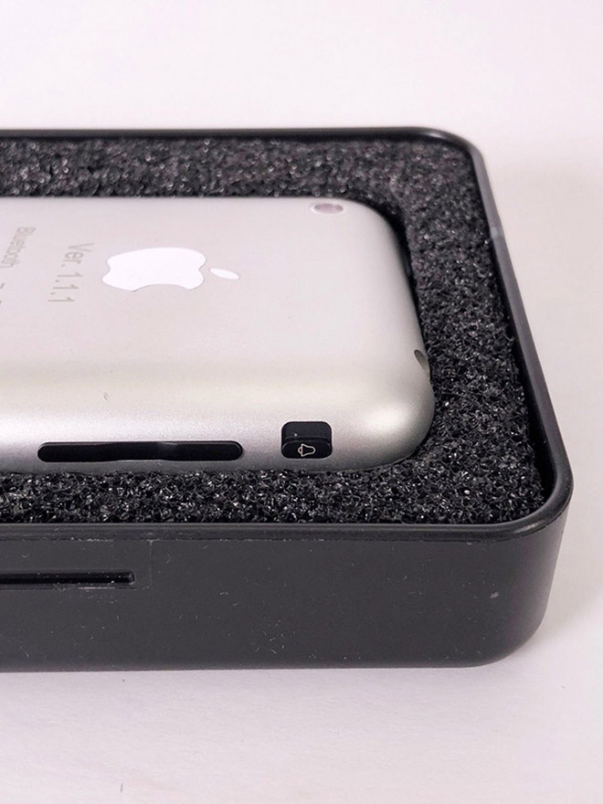 Cận cảnh nguyên mẫu iPhone đầu tiên do Apple tự làm, giá gần tỷ đồng - 7