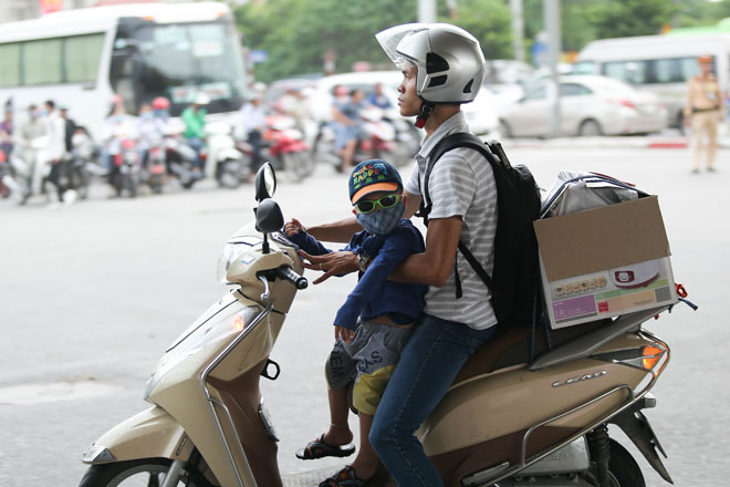 Người lớn, trẻ nhỏ vạ vật trên đường về quê nghỉ lễ 2/9 - 5