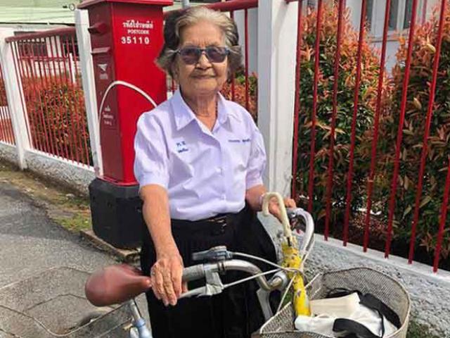 Cụ bà 84 tuổi bận đồng phục đạp xe đi thi lớp 6