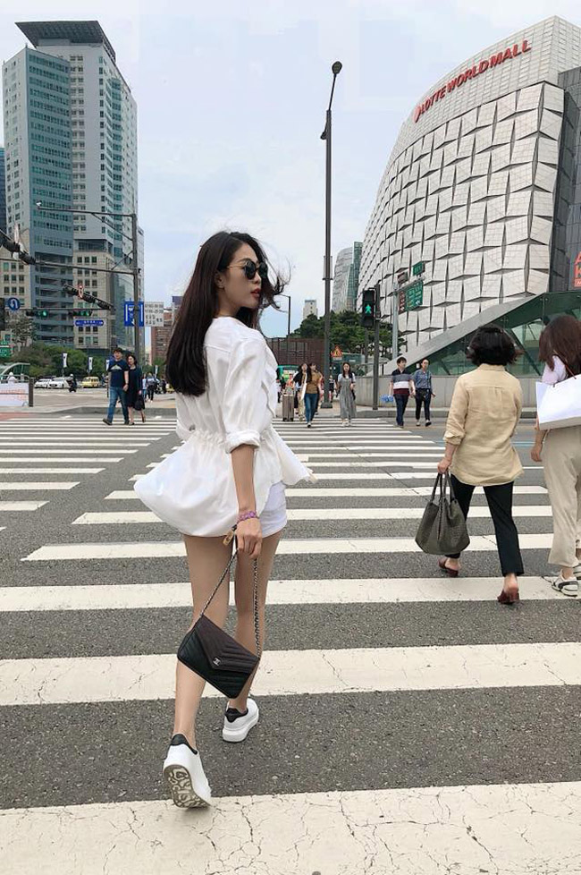 Lợi thế đôi chân dài khiến người đẹp cao trên mét 8 này quyến rũ hơn trong mỗi shoot hình.