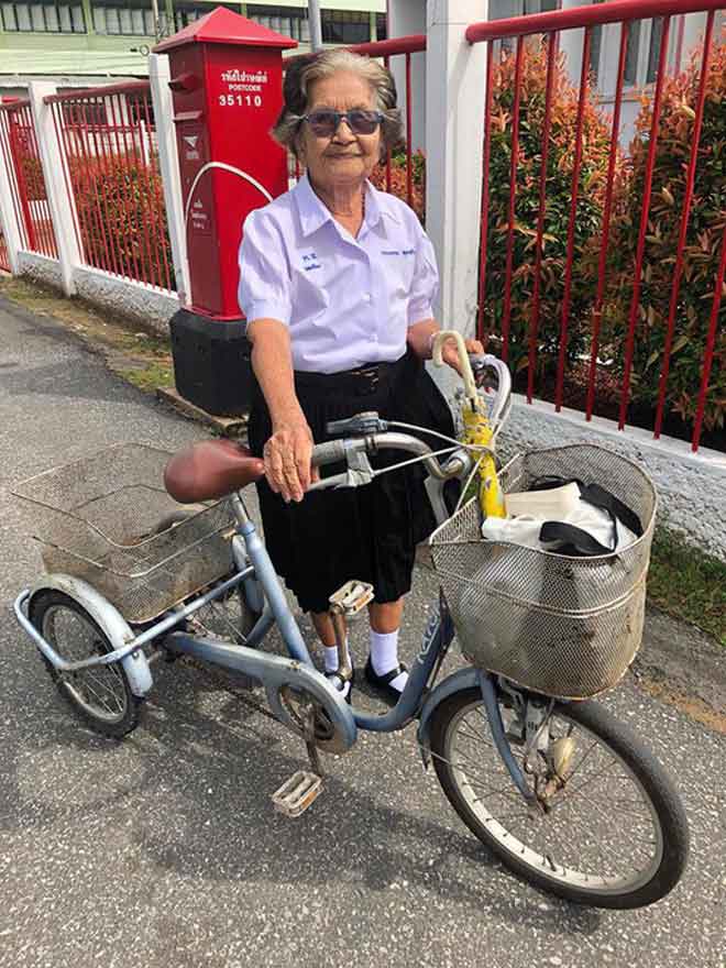 Cụ bà 84 tuổi bận đồng phục đạp xe đi thi lớp 6 - 1