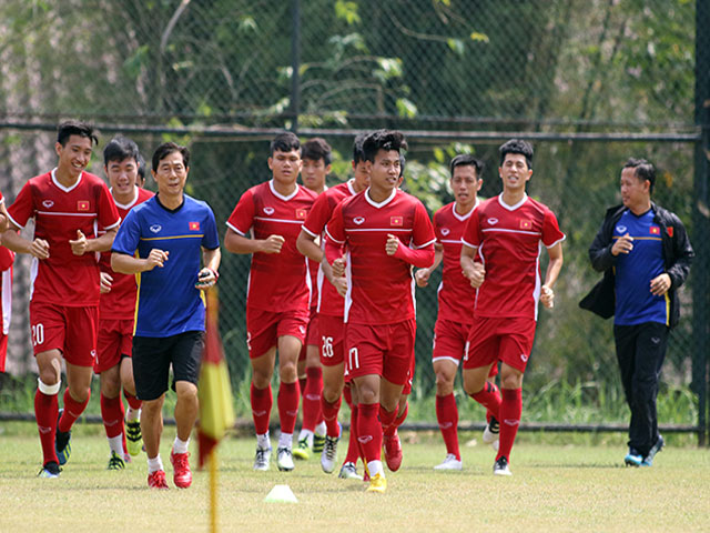 U23 Việt Nam đấu UAE tranh HCĐ ASIAD: Đi tập cũng gây ”sốt” ở Indonesia
