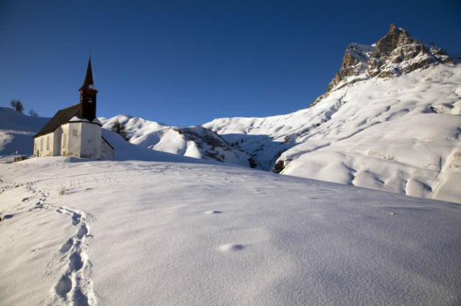 Warth, Áo: Là khu nghỉ dưỡng nhiều tuyết nhất trên dãy núi Alps, ngôi làng này thu hút rất đông du khách thích các môn thể thao với tuyết.