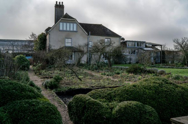 Firle, Anh quốc: Ngôi làng tại vùng Đông Sussex nổi tiếng với nhóm nhà văn Bloomsbury, bao gồm tiểu thuyết gia Virginia Woolf. Du khách có thể khám phá ngôi nhà Charleston của nhóm nhà văn với các tác phẩm tranh tường và tranh sơn dầu.