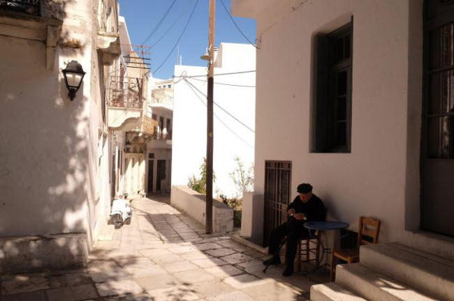 Apeiranthos, Hi Lạp: Cộng động dân cư trên đảo Naxos nổi tiếng với những công trình kiến trúc cổ kính và đường lát đá cuội. Tại đây, một số phụ nữ vẫn dệt vải theo phương pháp truyền thống.