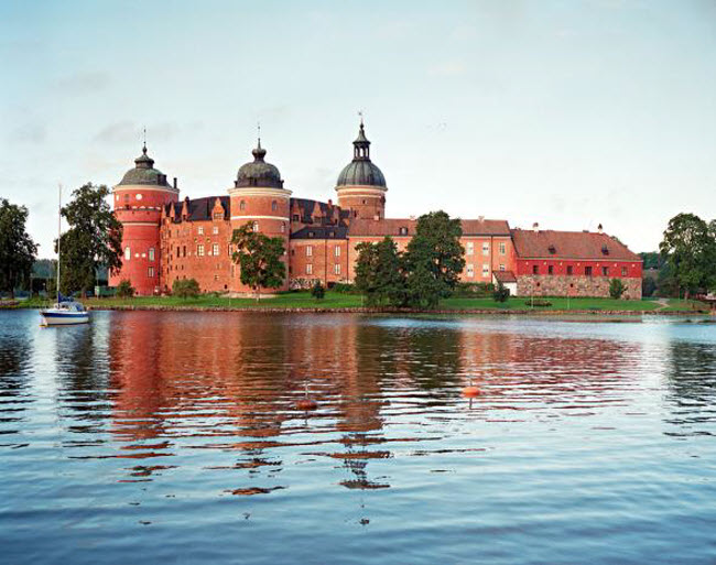 Mariefred, Thụy Điển: Điểm nhấn của ngôi làng ven hồ là lâu đài cổ Gripsholm. Nơi đây trưng bày những tác phẩm nghệ thuật được coi là di sản quốc gia của Thụy Điển.