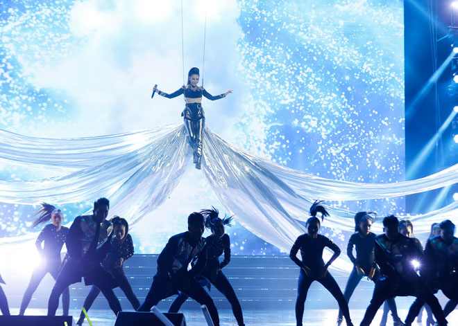 Tóc Tiên, Thu Minh mặc gợi cảm đọ sắc “thiên thần lai” 18 tuổi xứ Hàn - 1