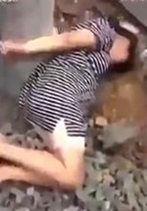 Không nấu cơm trưa, vợ mang thai 7 tháng bị chồng trói vào cột đánh đập dã man - 2