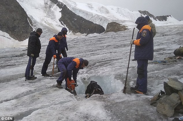 Thi thể người leo núi đông cứng trong mộ băng suốt 4 năm ở Nga - 1