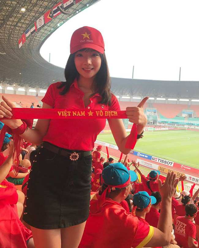 Cô nàng là Phan Thủy Tiên, sinh năm 1997, là sinh viên Đại học Tài chính.&nbsp;