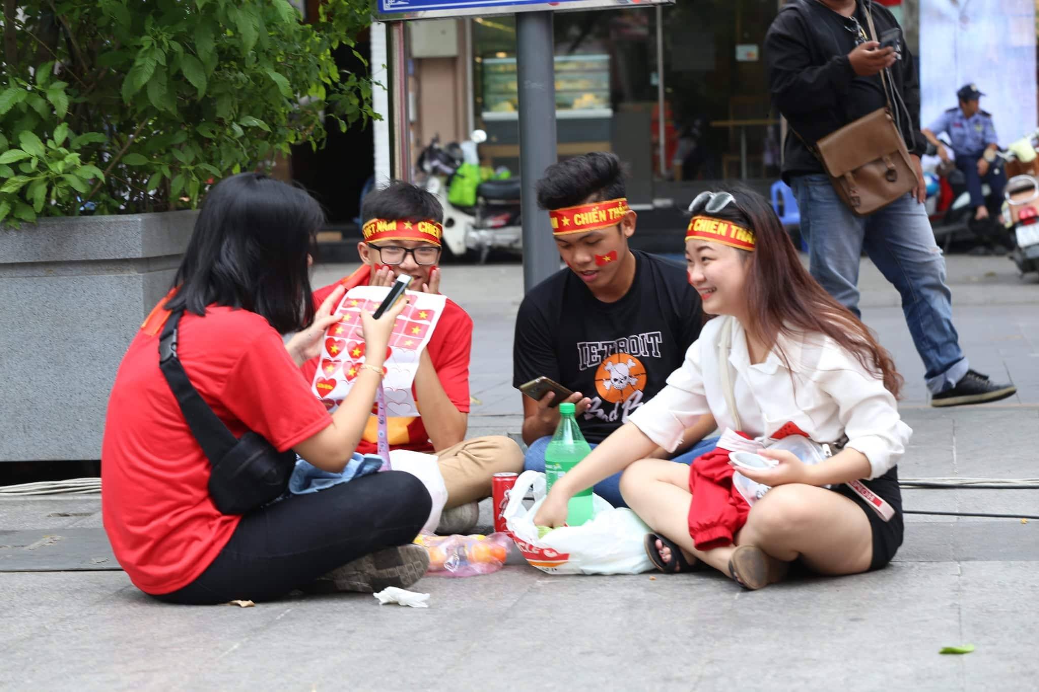 Thần may mắn không gõ cửa U23 Việt Nam, CĐV ôm nhau khóc trong tiếc nuối - 15