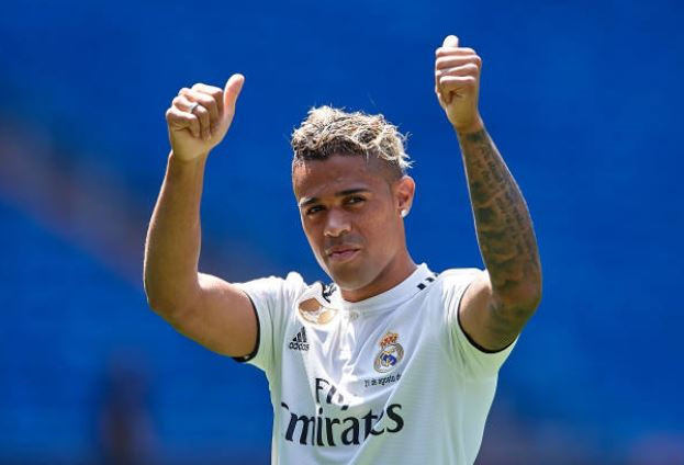 Cô bồ nóng bỏng khóa môi "truyền nhân Ronaldo" trong ngày ra mắt Real Madrid - 2