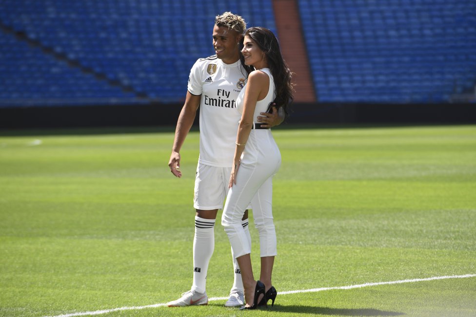 Cô bồ nóng bỏng khóa môi "truyền nhân Ronaldo" trong ngày ra mắt Real Madrid - 3