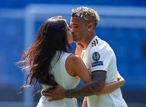 Cô bồ nóng bỏng khóa môi "truyền nhân Ronaldo" trong ngày ra mắt Real Madrid - 4