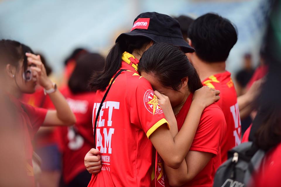 Thần may mắn không gõ cửa U23 Việt Nam, CĐV ôm nhau khóc trong tiếc nuối - 1