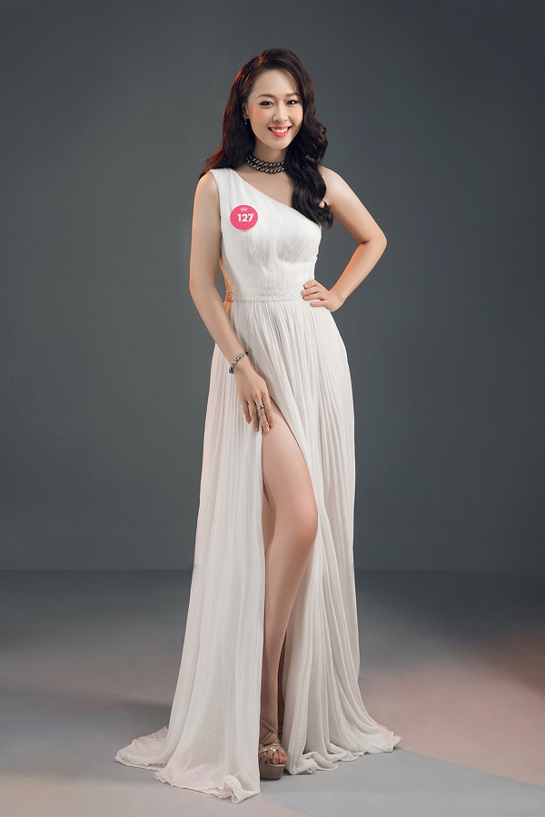 Thí sinh Hoa hậu Việt Nam 2018 tung ảnh dạ hội cực gợi cảm - 2