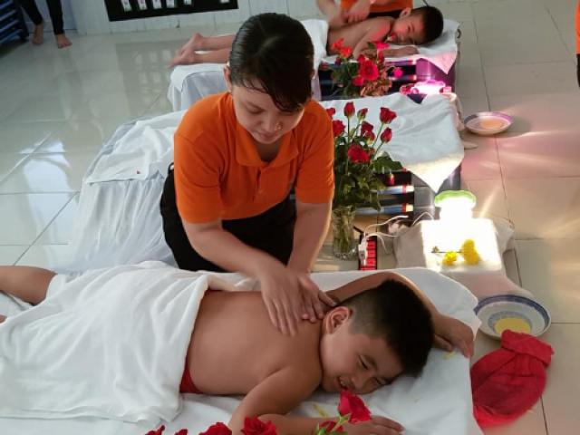 Dịch vụ mát-xa, đắp mặt cho học sinh mầm non gây xôn xao