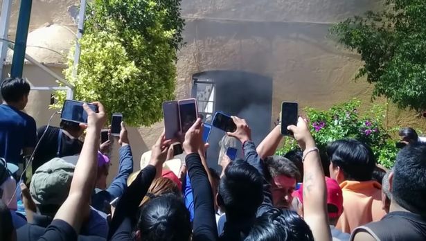 Mexico: Bị lôi khỏi đồn cảnh sát, thiêu chết vì nghi bắt cóc trẻ em - 1