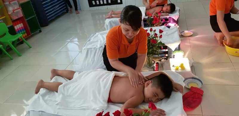 Dịch vụ mát-xa, đắp mặt cho học sinh mầm non gây xôn xao - 1