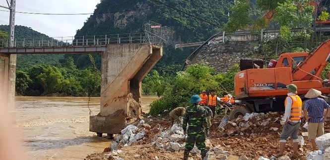 Nghệ An: Thủy điện xả lũ, một mố cầu Chôm Lôm bị cuốn trôi - 1