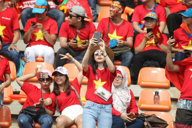Fan Việt Nam &#34;nhuộm đỏ&#34; sân Pakansari: Người đẹp Việt tươi tắn rạo rực khán đài - 2