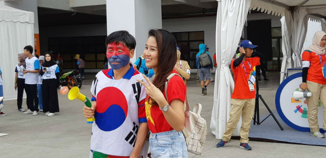 Fan Việt Nam &#34;nhuộm đỏ&#34; sân Pakansari: Người đẹp Việt tươi tắn rạo rực khán đài - 5