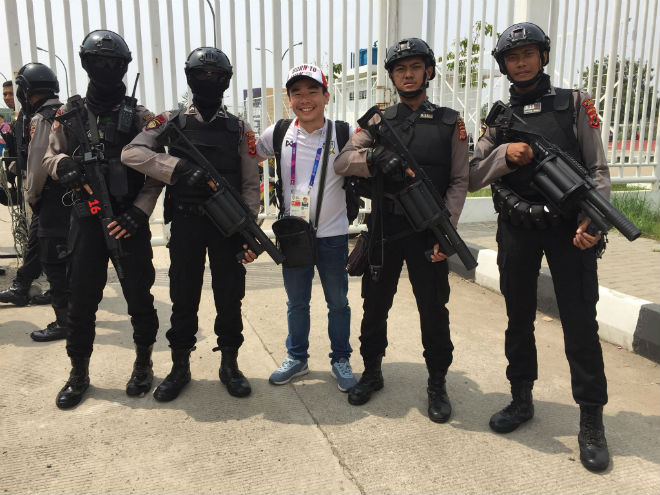 Fan Việt Nam &#34;nhuộm đỏ&#34; sân Pakansari: Người đẹp Việt tươi tắn rạo rực khán đài - 9