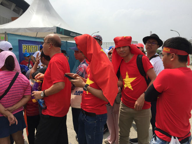 Fan Việt Nam &#34;nhuộm đỏ&#34; sân Pakansari: Người đẹp Việt tươi tắn rạo rực khán đài - 7
