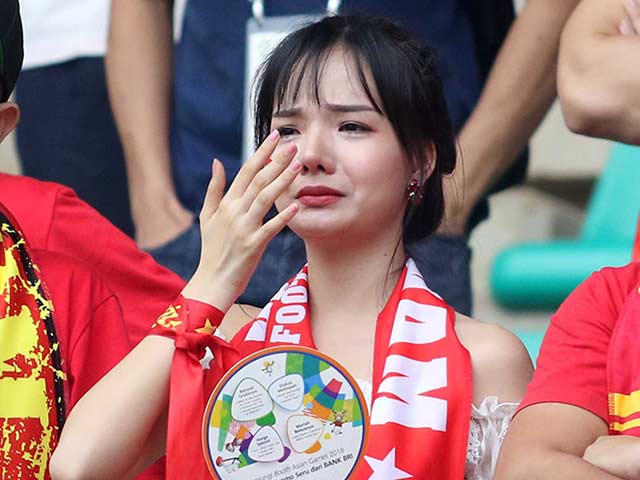 Bóng đá - Hot girl Thủy Tiên lệ tuôn trào, ca sỹ Ngọc Sơn kêu gọi cổ vũ U23 Việt Nam