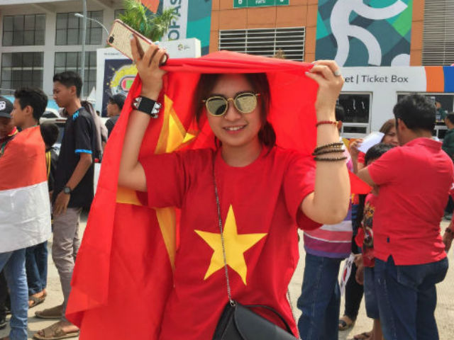 Đại quân fan U23 Việt Nam: Người đẹp Việt tươi tắn rạo rực khán đài