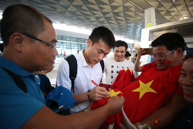 CẬP NHẬT: U23 lên chuyên cơ rời Indonesia, CĐV Việt Nam đã sẵn sàng chào đón - 28