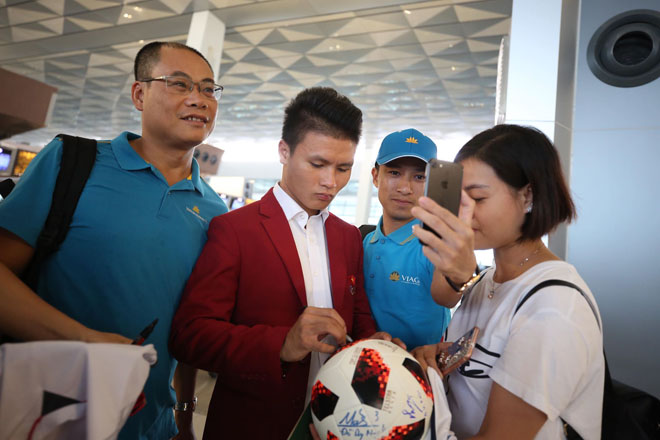 CẬP NHẬT: U23 lên chuyên cơ rời Indonesia, CĐV Việt Nam đã sẵn sàng chào đón - 32