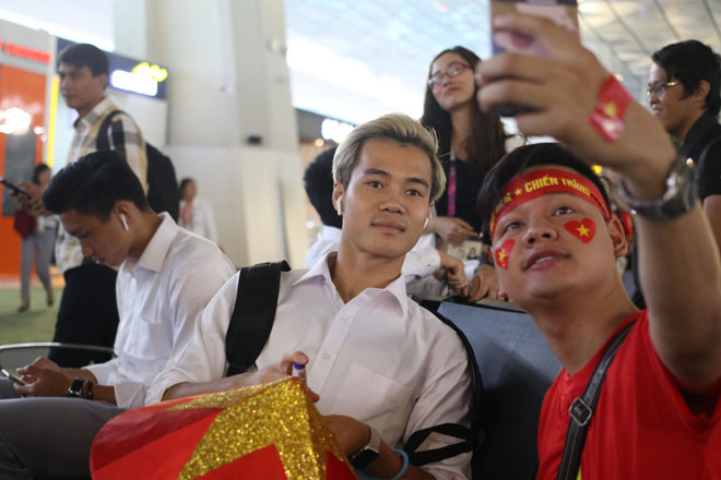 CẬP NHẬT: U23 lên chuyên cơ rời Indonesia, CĐV Việt Nam đã sẵn sàng chào đón - 40